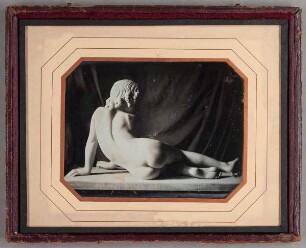 Marmorfigur "Liegender Knabe" – Rückenansicht
