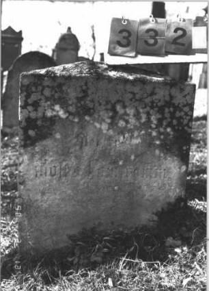Grabstein 332 (Index: 99786280) Zustand: stark verwittert, Flechten Maße HxBxT: 64x50x17 cm: Grabstein 332