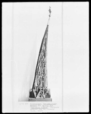 Gelnhausen, Marienkirche; Modell der Spitze des "schiefen Turmes" (früherer Zustand des Südost-Turmes)
