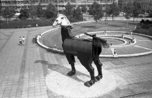 Plastik "Musengaul" (Trojanisches Pferd) von Jürgen Goertz auf dem Platz vor dem Badischen Staatstheater Karlsruhe