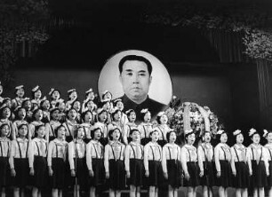 Pjöngjang - Chorsänger : Nordkorea 1982. Vor dem überdimensionalen Porträt des "Großen Führers" Kim Il Sung singt ein Chor junger Mädchen in einem Kulturpalast in der Hauptstadt Pjöngjang