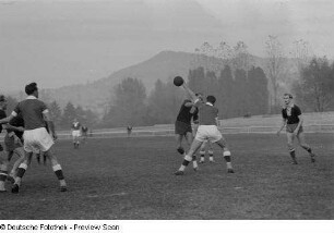 Handballspieler bei einem Spiel auf dem Feld der Sportschule