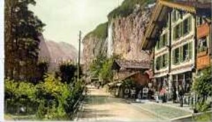 Ansicht einer Straße in einem Hochgebirgsort