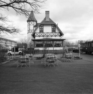 Spreewaldbahnhof Burg : Burg (Spreewald), Am Bahnhof 1. Ehemaliges Bahnhofsgebäude (1898) der Spreewaldbahn ("Spreewald-Guste", 1970 stillgelegt; seit 1995 Erlebnisgastronomie). Seitenansicht