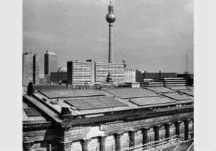 Blick vom Pergamonmuseum auf das Dach und die Westfassade der Nationalgalerie