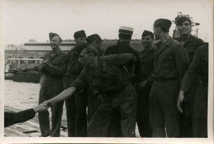 Soldaten am Hafen