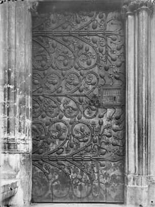Das Südportal von Notre Dame mit Vorhalle — Geschnitzte Tür