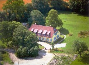 Altefähr-Barnkevitz. Ortsteilansicht mit Gutshaus (A. 19. Jh.). Luftbild-Schrägaufnahme von Nordwest