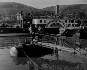 Bad Karlshafen an der Weser. Der Dampfer "Kronprinz Wilhelm" legt an einem Bootsanleger an.