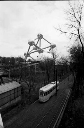 Brüssel: Pavillon Jugoslavien [Straßenbahn vor Tunnel, Hintergrund Atomium]
