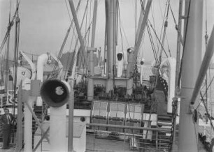 Auf Deck : Blick über ein Schiffsdeck