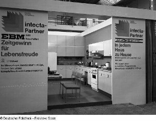 Raumaufnahme mit Aufsteller von "intecta-Partner"