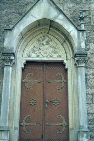 Eingang zur Grabkapelle des ehemaligen Schlossbesitzers auf dem Friedhof; Wappenschild über der Tür