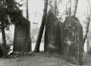 Gedenksteine für die Gefallenen des 1. Weltkrieges : Gedenksteine für die Gefallenen des 1. Weltkrieges. Metall, gegossen, Stein (nach 1918). Holzhausen (Kreis Leipzig), Hauptstraße