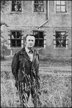 Der Schriftsteller Hanns Cibulka vor Schloß Friedenstein