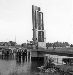 Bau der Klappbrücke Heiligenstedten über die Stör