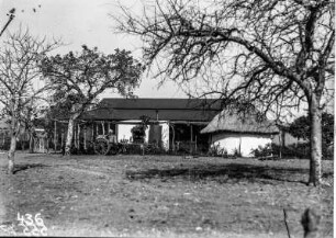 Häuser in Malelane : Bild zweier kleinerer Häuser (eine Rundhütte und eine Art Bungalow) in der Stadt Malelane.