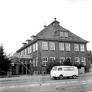 Bad Oldesloe: Gebäude der Kreisberufsschule, Anbau für Kreisfahrbücherei in Bau: vorne auf der Straße ein Kleintransporter