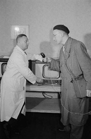 Wolfgang Wiedemann vom Stadtfunk interviewt Herrn Raue, den Leiter des Industrieladens Rundfunk – Fernsehen – Elektroakustik
