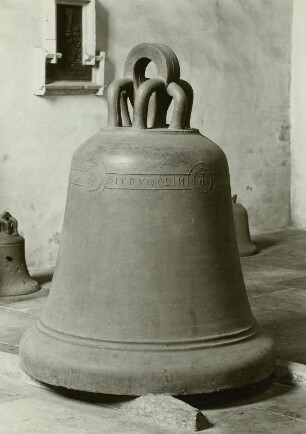Glocke "Clinsa". Bronze; 1,31 m Durchmesser, 1960 kg. Um 1180 gegossen, um 2000 restauriert. Merseburg, Dom St. Johannes und St. Laurentius, aufgestellt im Nordschiff der Vorhalle (früher Nordwestturm, 1910 gesprungen).
