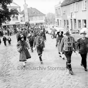 Schützenfest: Veranstalter Schützenverein Reinfeld und Umgebung von 1954 e.V.: Umzug: Paul-von-Schoenaich-Straße, Höhe Rathaus: Funktionsträger des Schützenvereins, Tiroler Schützen der Schützenkompanie Wilten (bei Innsbruck) mit "Marketenderin" und Standarte: hinten links Zuschauer, zwei kleine Jungen, Geschäft "Spar": rechts parkende Autos, 8. September 1968