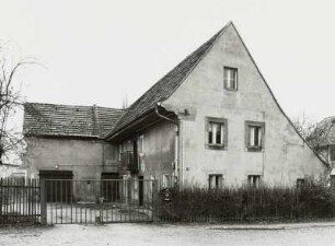 Wohnhaus mit Nebengebäude