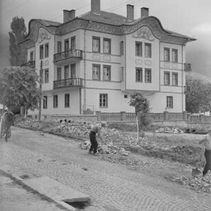 Straßenbauarbeiten. Verziertes Wohngebäude