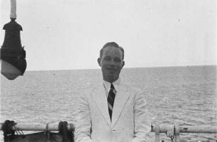 Reisefotos Mittelmeer. Der Bordfotograf Franz Grasser an Deck des Passagierschiffes "Milwaukee"