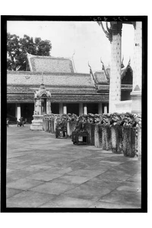 Tempelhof : Thailand, Innenhof einer Tempelanlage mit Skulpturenreihe, 1908/1913