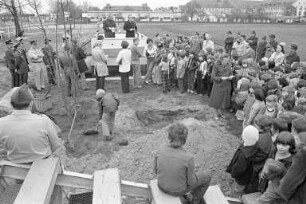 Tag des Baumes. Pflanzung von Bergahorn-Bäumen bei der Gerszewski-Kaserne Knielingen