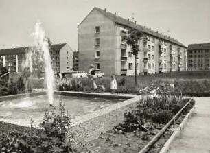 Riesa-Weida, Greifswalder Straße. Neubaugebiet mit Vier-Geschossern, davor Springbrunnen