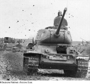 Deutschland . Nationale Volksarmee - Landstreitkräfte. Taktische Übung der Pioniertruppen. Kampfpanzer in Fahrt auf einer Pontonbrücke