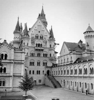 Schwangau-Hohenschwangau. Schloß Neuschwanstein (1869-1899; C. Jank, E. Riedel, G. v. Dollmann). Oberer Hof mit Ritterhaus und Palas