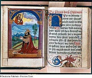 König David erscheint Gott am Himmel, Schwert und Totenkopf haltend, Seite 1(v) und Textseite mit Initiale, Seite 1(a, v) : König David erscheint Gott am Himmel, Schwert und Totenkopf haltend, Seite 1(v) und Textseite mit Initiale, Seite 1(a, v). Deckfarben, Pergament; 10 x 7,8 cm (Blattgröße). Aus: Aurelius Augustinus: Dy sybenn buß Psalmen, die leteney, andere Gebete. [Geschriben vnnd geendet...Nuremberg...Bernhardum Gruber]