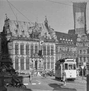 Der Schütting in Bremen, Haus der Kaufmannsgilde, mit Hakenkreuzfahne