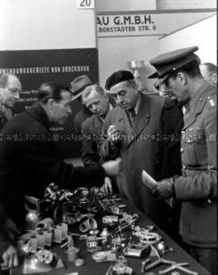 Ernst Reuter, Otto Suhr und der britische Stadtkommandant besuchen eine Wirtschaftsmesse am Funkturm