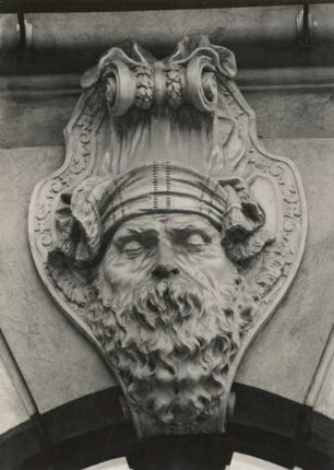 Kriegermaske als Schlussstein : Kriegermaske als Schlussstein. Stein (1696; A. Schlüter). Berlin, Zeughaus, Hof