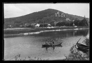 Blick vom Tauberufer auf Ruderboot vor der Mainspitze, im Hintergrund Burg