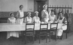 Erster Weltkrieg - Reservelazarett Gewerbeschule. Rotkreuzschwestern