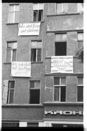 Kleinbildnegative: Besetztes Haus, Maaßenstr. 10, 1982