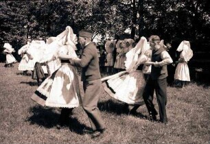 Burg: Heimatspiel, Tanzpaare, viele, näher