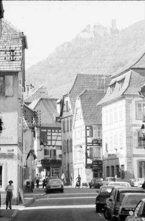 Rappoltsweiler, Ribeauvillé: Grand Rue mit Ulrichsburg