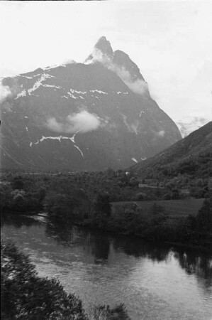 Gletschertal : Von einem Gletscher geformtes Tal. In der Talsohle fließt ein Gletscherbach.