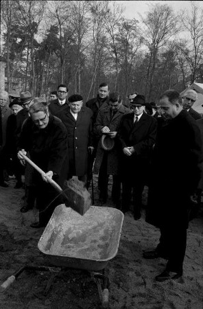 Erster Spatenstich für den Bau des neuen jüdischen Gemeindezentrums mit Synagoge an der Knielinger Allee.