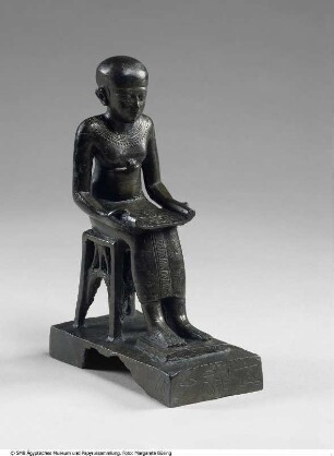 Sitzfigur des vergöttlichten Imhotep mit Papyrusrolle
