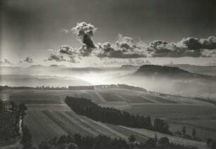 Sächsische Schweiz. Blick vom Kleinen Bärenstein nach Südost (bei Talnebel)