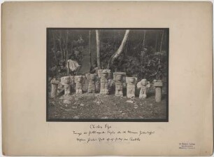 "Ausgrabung von Teobert Maler. Ansicht von 7 der 14 Figuren und 2 von den Säulchen aus dem 'Tempel der 5. halbliegenden Figur' oder dem 'Tempel des 2. (etwas kleineren) Göttertisches'.(Mehrere 100 Schritt ostostsüdlich vom 'Castillo')."
