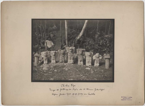 "Fouilles de Teobert Maler. Vue de 7 des 14 figures et de 2 des colonnes du 'Temple de la 5ème figure semi-couchée' ou du 'Temple de la 2ème table des dieux' (légèrement plus petite).(Plusieurs centaines de pas à l'est-sud du 'Castillo')".