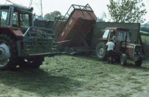 Fotografie: Lagertechnik, Flachsilo, Fahrsilo, Zweiachsanhänger, Be- und Entladen