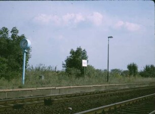 Neugarten Bahnsteig Bahnhofsschild Uhr